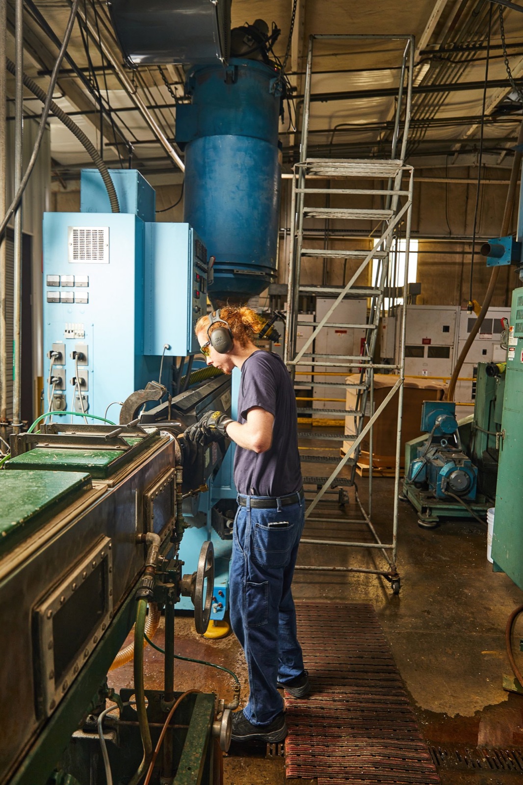 Operator running an extrusion line